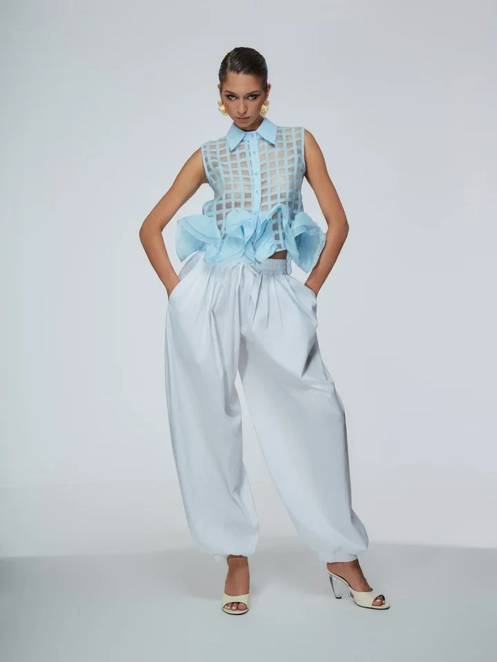 fashion γυναικεία εμφάνιση με το εντυπωσιακό γαλάζιο top odi odi falerna camicia celeste με βολάν και λευκό παντελόνι
