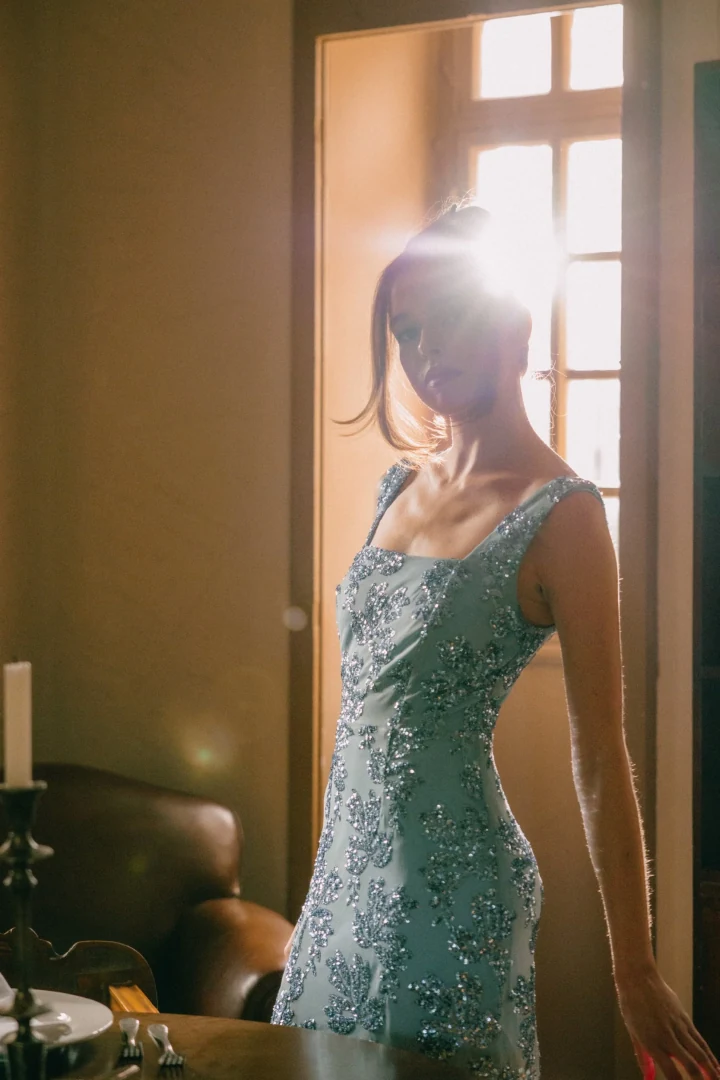πλάνο με το λαμπερό γαλάζιο φόρεμα five pm showstopper ciel dress που αναδεικνύει τις κεντημένες λεπτομέρειες