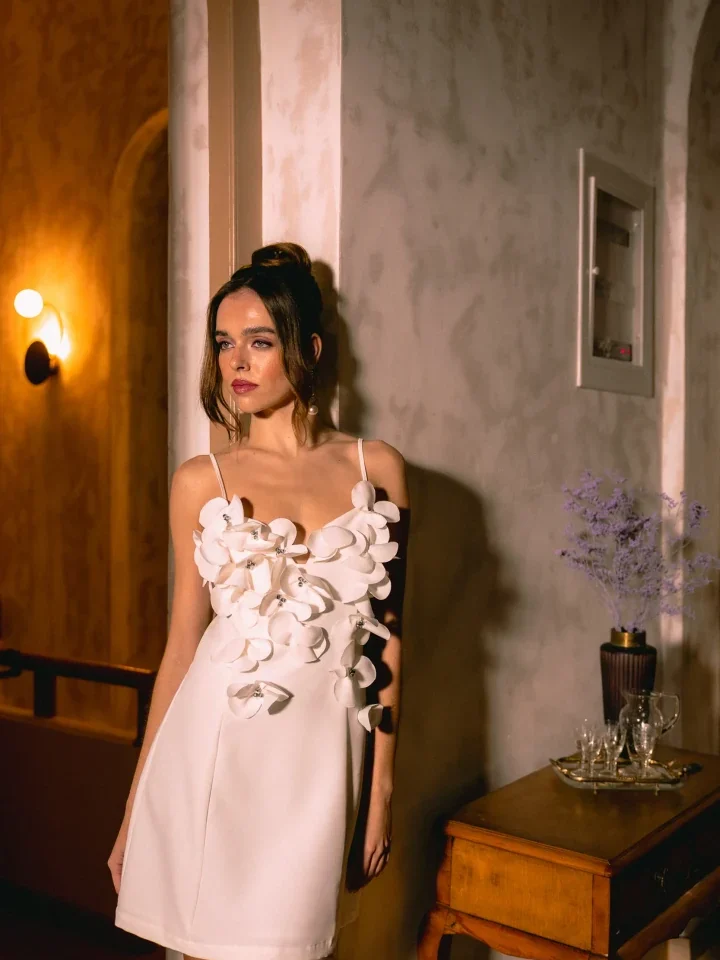 μπροστινή όψη με το λευκό μίνι φόρεμα five pm blair white dress με 3D floral λεπτομέρειες στο μπούστο