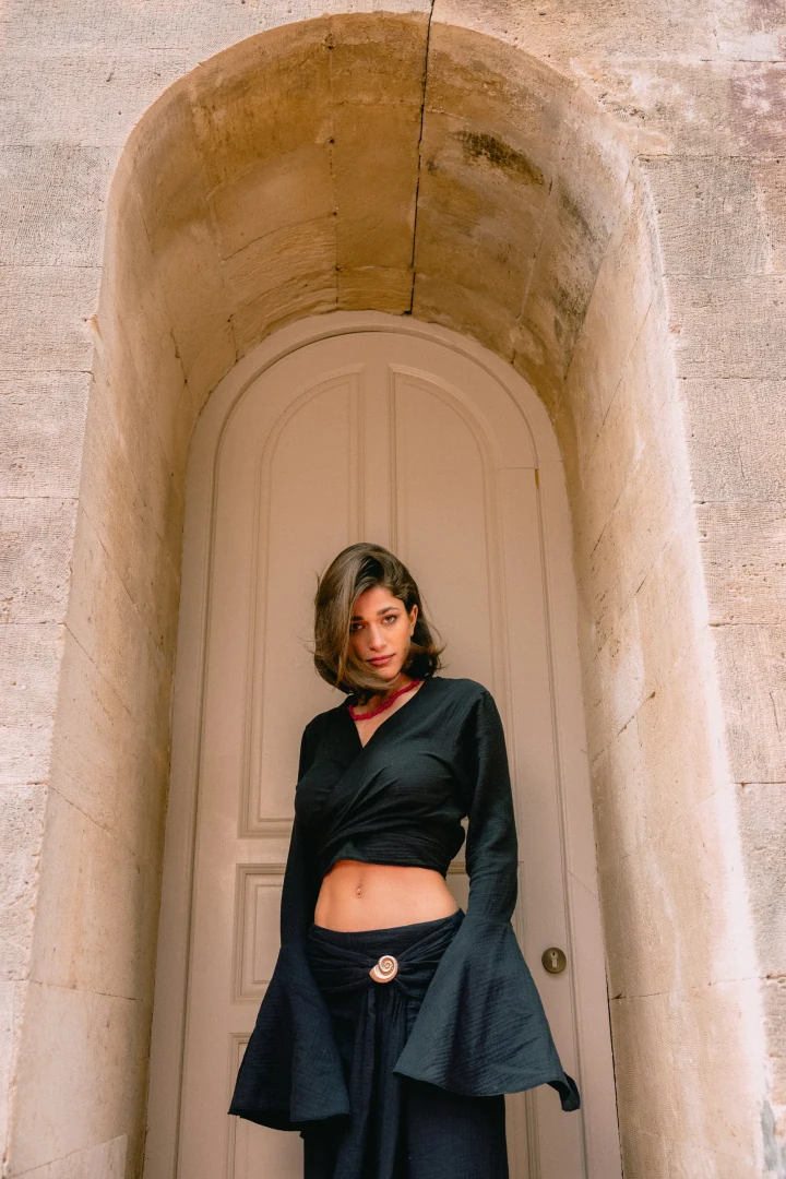 μπροστινή όψη με το κομψό μαύρο crop top five pm coral wrap black blouse με v ντεκολτέ