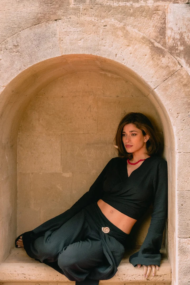καθιστή πόζα με τη μαύρη boho κρουαζέ μπλούζα five pm coral wrap black blouse
