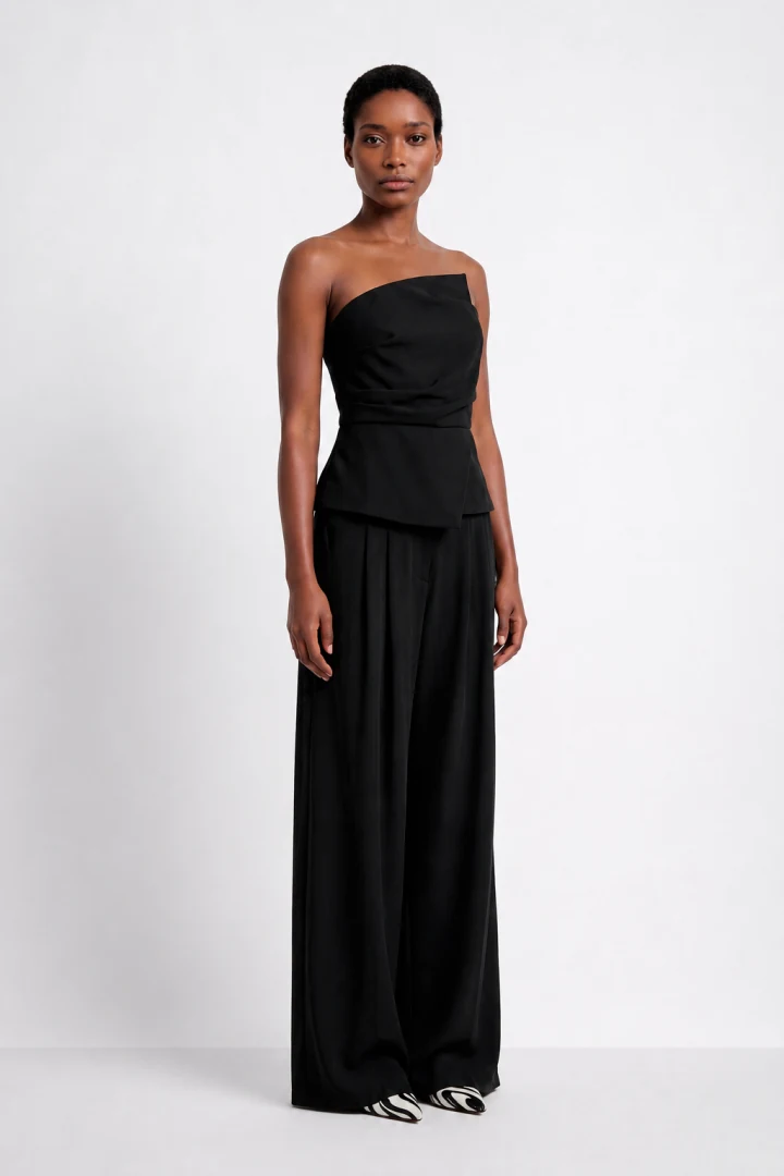 Μπροστινή λήψη του γυναικείου τοπ Mallory The Label Astra Black Bustier, αναδεικνύοντας τις κομψές πτυχώσεις στο ντεκολτέ και την εφαρμοστή γραμμή.