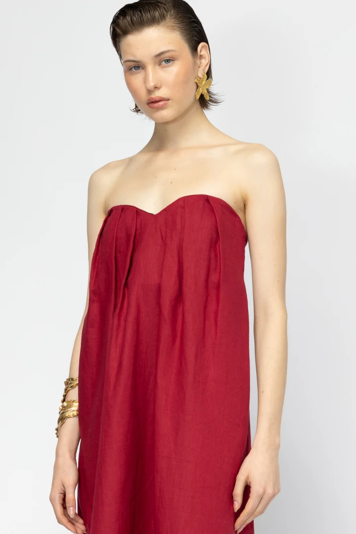 Mallory The Label APEROL CHERRY DRESS κοντινό στο εντυπωσιακό στράπλες μπούστο με διακριτικές πιέτες του κόκκινου φορέματος made in greece