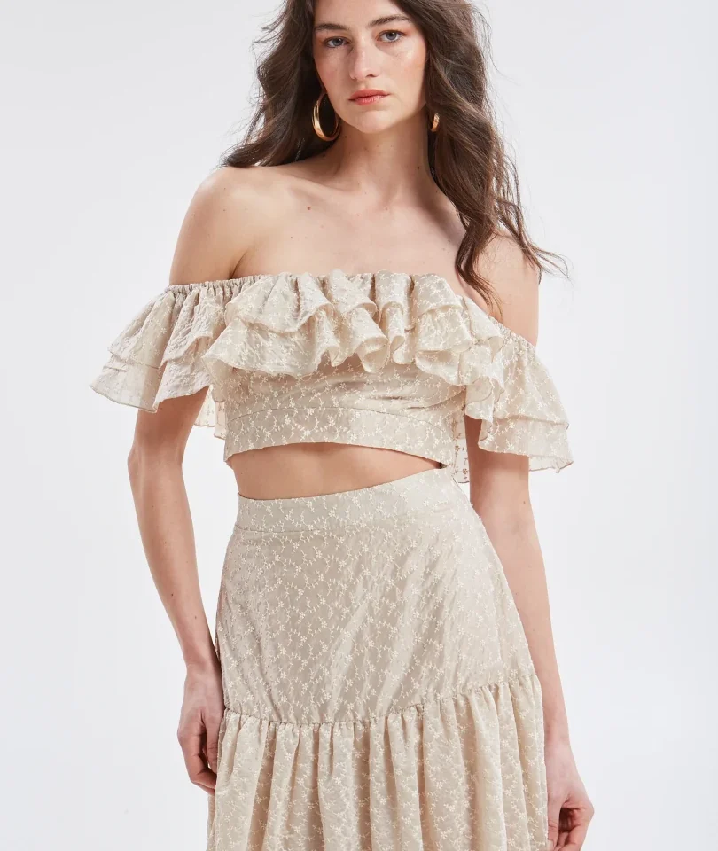 κοντινό στο off-shoulder σχέδιο και τα πολυεπίπεδα βολάν του κεντητού top ananke Kaira embroidered ruffle top