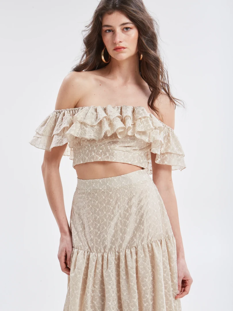 κοντινό στο off-shoulder σχέδιο και τα πολυεπίπεδα βολάν του κεντητού top ananke Kaira embroidered ruffle top