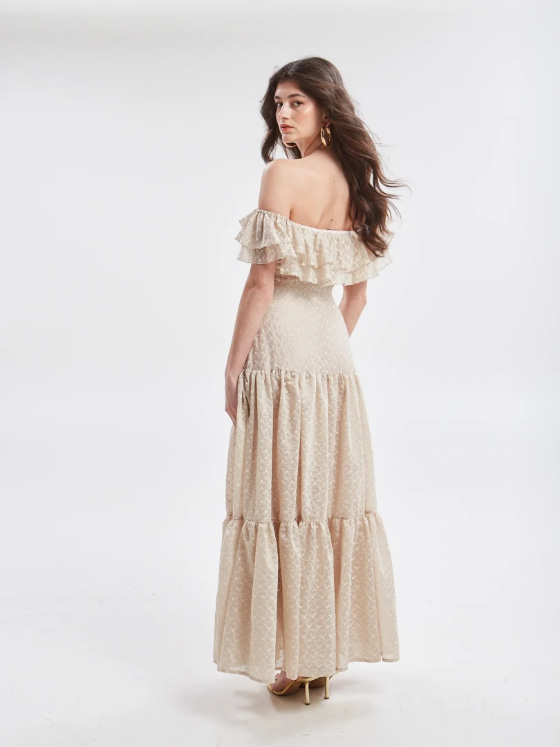 πίσω όψη από off-shoulder cropped top ananke kaira embroidered ruffle top σε απαλή ουδέτερη απόχρωση