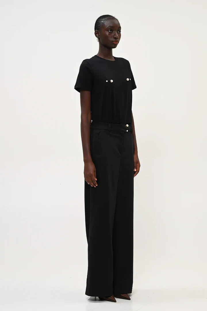 κομψή καθημερινή εμφάνιση με basic μαύρο boom black t-shirt boom και ψηλόμεσο παντελόνι