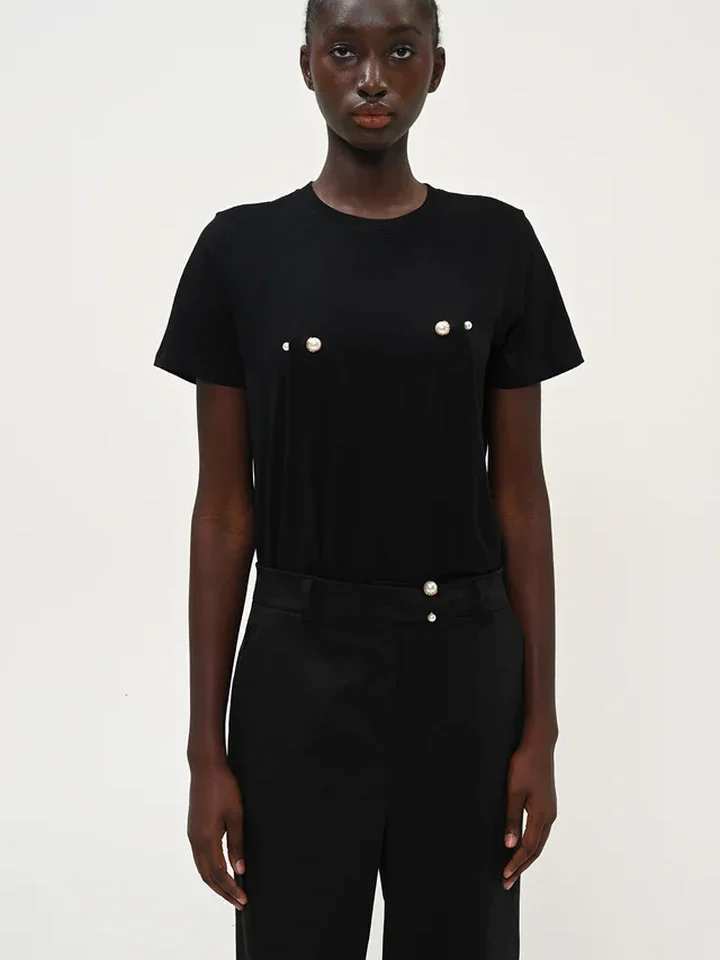 γυναικείο μαύρο κοντομάνικο μπλουζάκι boom black t-shirt συνδυασμένο με φαρδύ παντελόνι