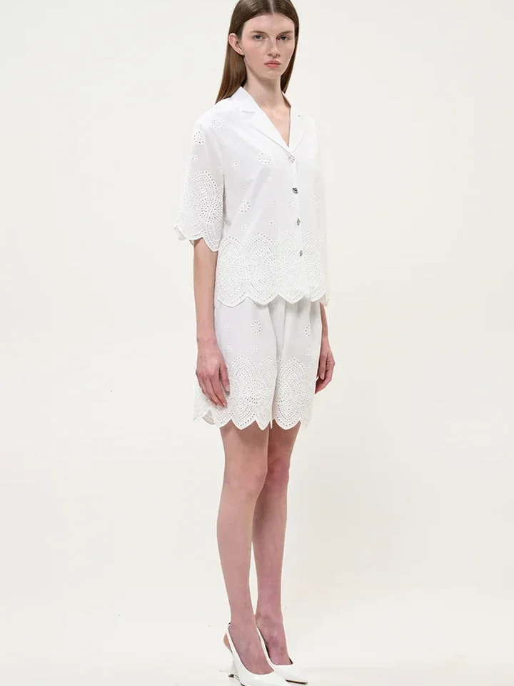 γυναικείο λευκό σορτς με διάτρητο κέντημα boom white embroidery shorts φορεμένο ως σετ
