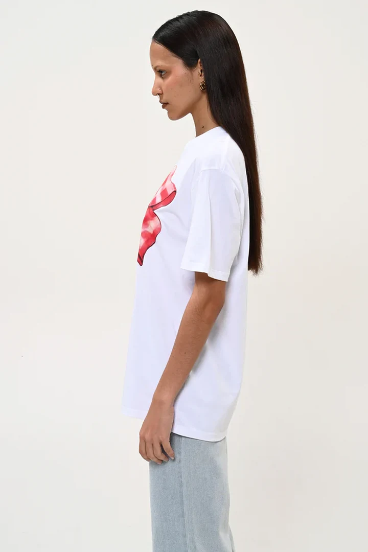 πλάγια όψη από γυναικείο λευκό t-shirt boom red bow σε άνετη γραμμή συνδυασμένο με τζιν παντελόνι