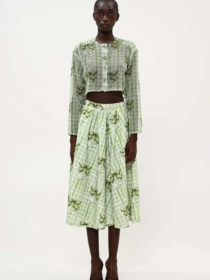ολόσωμη μπροστινή όψη με τη ρομαντική πράσινη καρό midi φούστα boom green skirt bow με τυπώματα φιόγκους συνδυασμένη με ασορτί top