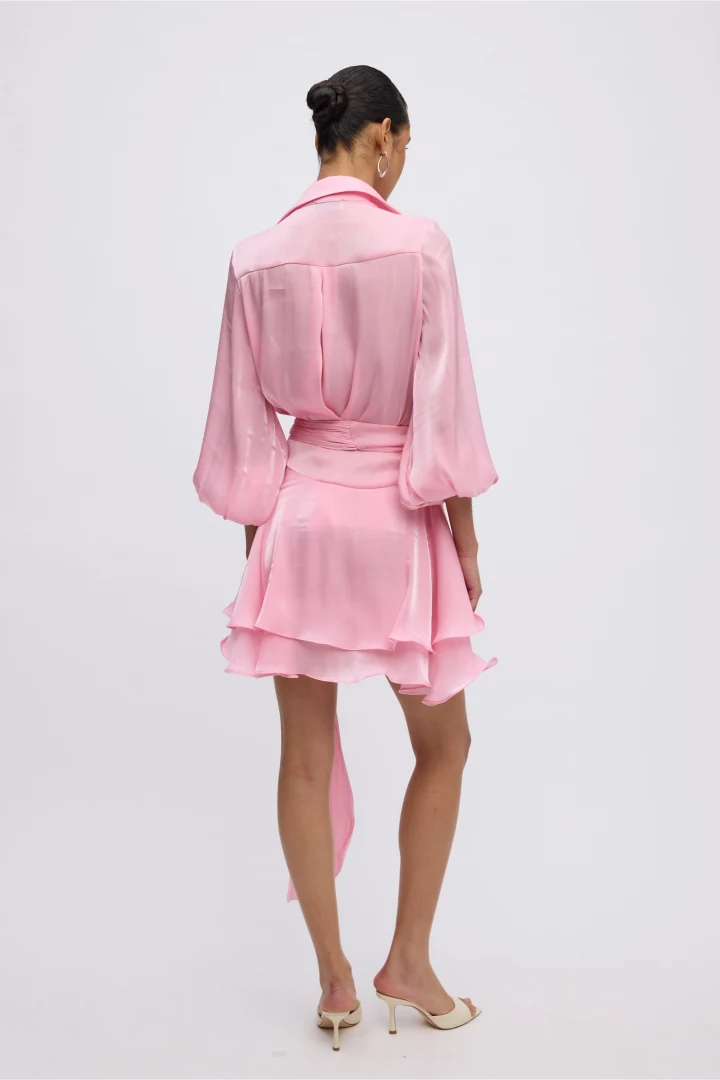 πίσω όψη από κομψή γυναικεία ροζ mini φούστα ciel concept clio skirt rose με αέρινη κίνηση και λαμπερή υφή