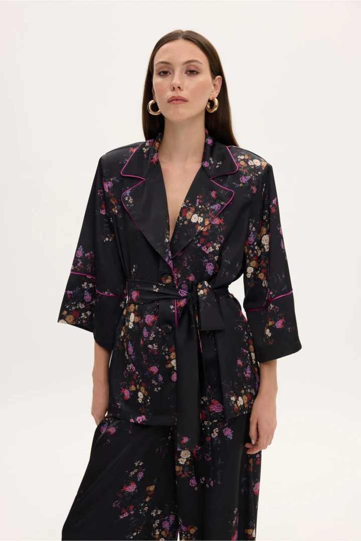 Μπροστινή λήψη με το μοντέλο να φοράει το floral Eliza Pyjama Set της Ciel Concept, αναδεικνύοντας το βαθύ V ντεκολτέ και το δέσιμο με τη ζώνη.