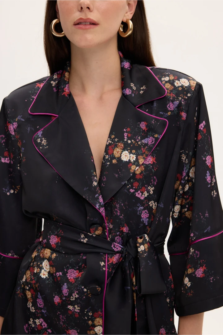 Κοντινό πλάνο στο top του Eliza Pyjama Set, εστιάζοντας στο περίτεχνο floral μοτίβο πάνω στη σκούρα βάση και τις λεπτομέρειες στο πέτο.