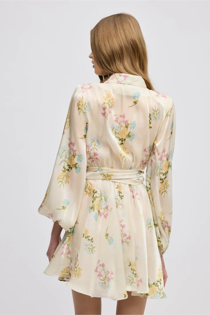 πίσω όψη από κομψό γυναικείο floral mini φόρεμα ciel concept butter blossom dress με αέρινη γραμμή και λαμπερό ύφασμα