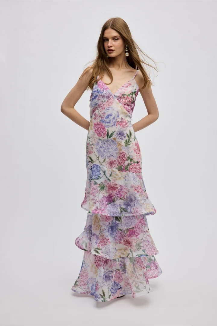 κομψό floral maxi φόρεμα ciel concept margot maxi dress φορεμένο από μοντέλο με ρευστή εφαρμογή και v-ντεκολτέ