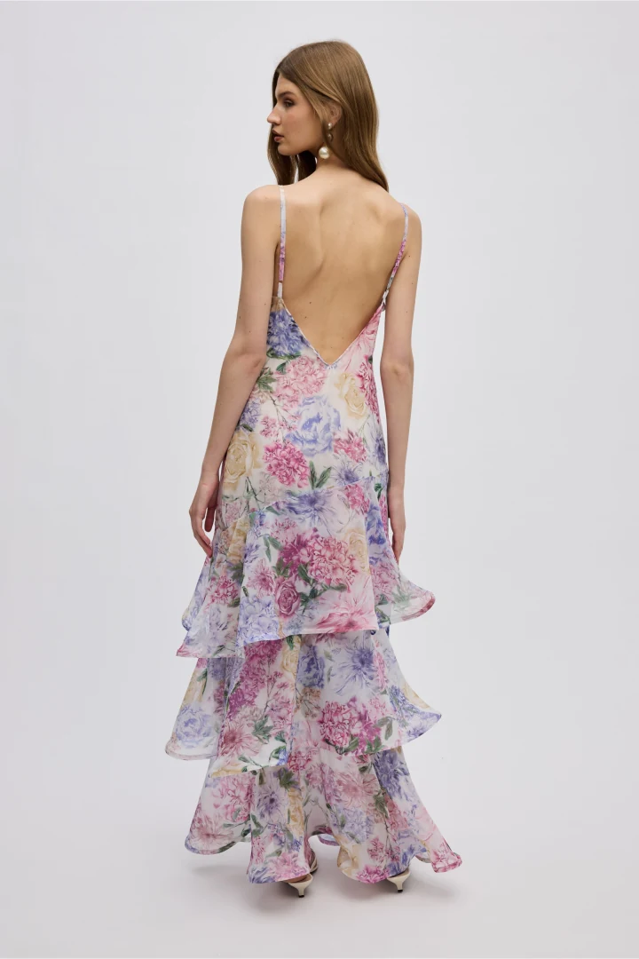 πίσω όψη από εντυπωσιακό floral maxi φόρεμα ciel concept margot maxi dress με ανοιχτή πλάτη σε σχήμα v