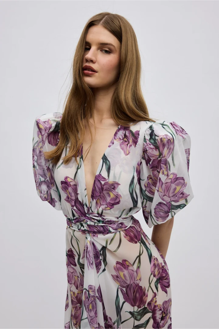 Κοντινό πλάνο στο floral φόρεμα Ciel Concept Tulipa Kimono, προβάλλοντας το V-ντεκολτέ, τα kimono μανίκια και το exclusive hand-painted print.