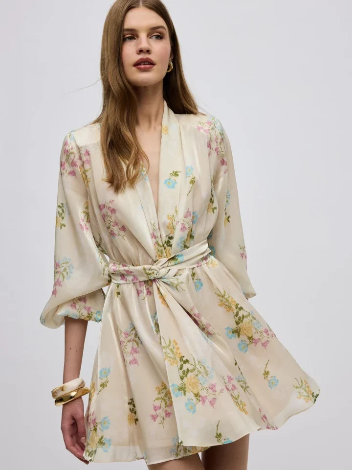 ρομαντικό floral mini φόρεμα ciel concept butter blossom dress φορεμένο από μοντέλο σε κίνηση