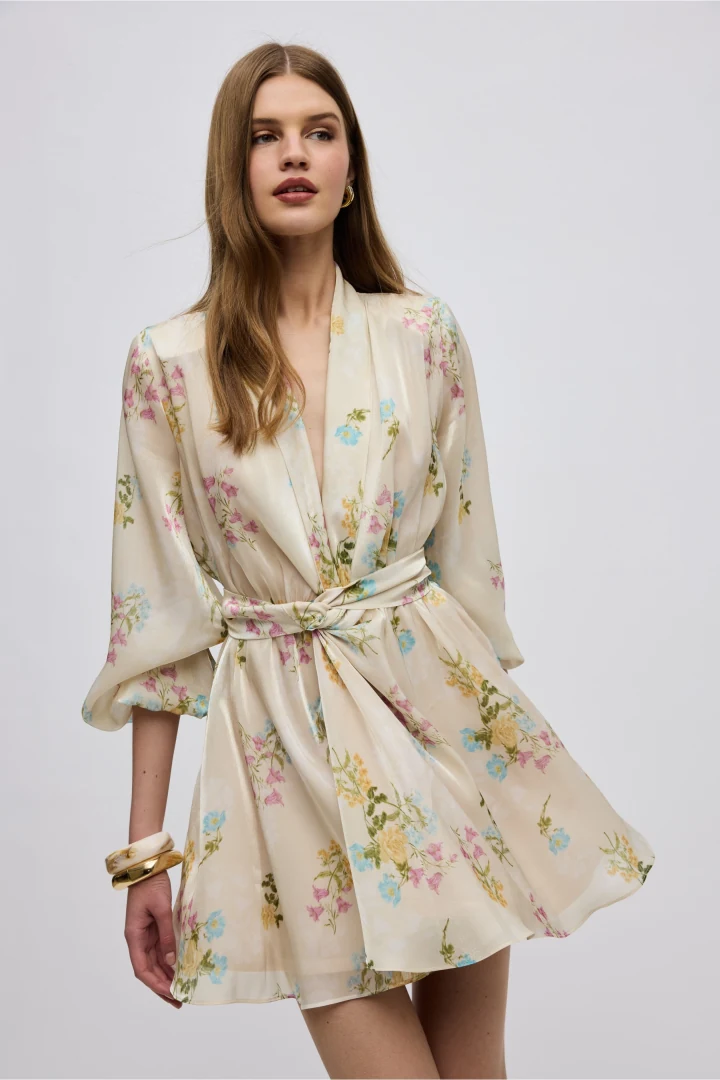 ρομαντικό floral mini φόρεμα ciel concept butter blossom dress φορεμένο από μοντέλο σε κίνηση