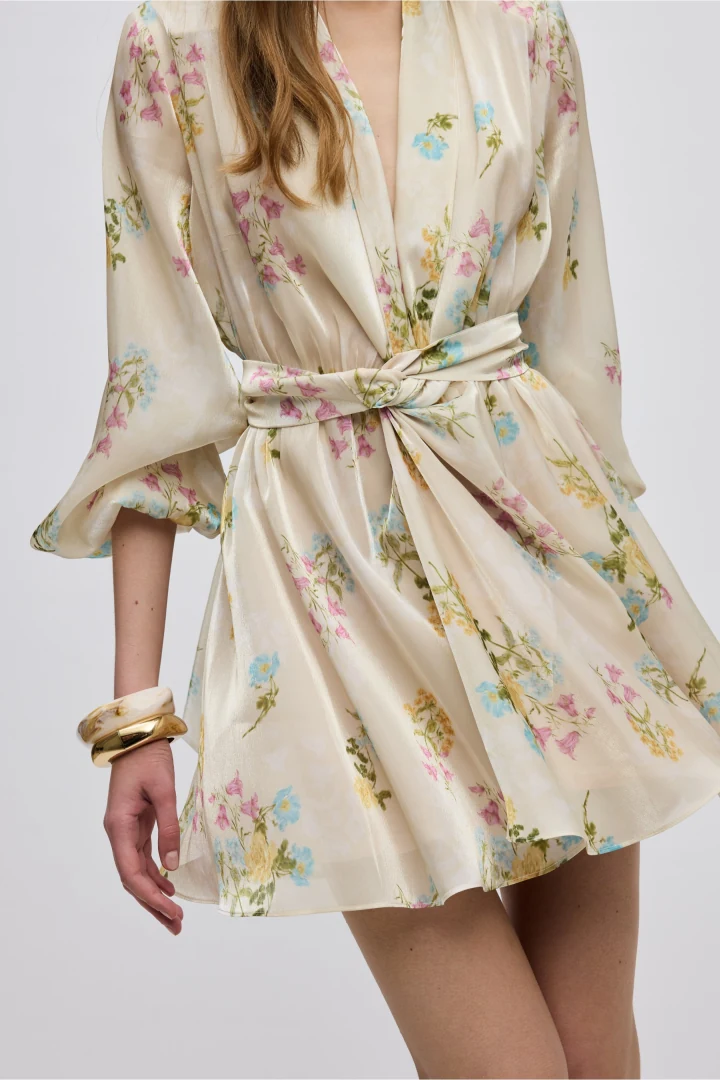 λεπτομέρεια από το χειροποίητο floral print, το δέσιμο στη μέση και τα statement μανίκια του φορέματος ciel concept butter blossom dress