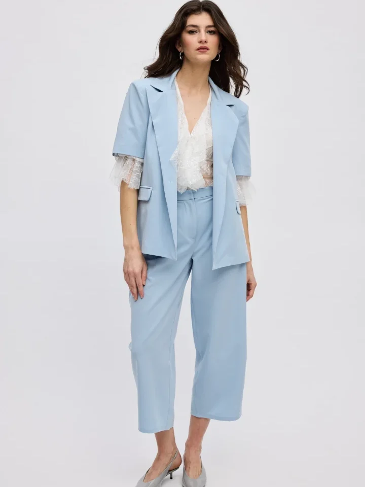 ciel-concept-barrel-pants-ciel κομψό γαλάζιο παντελόνι με χαλαρή ογκώδη σιλουέτα φορεμένο ως ανοιξιάτικο floral κοστούμι