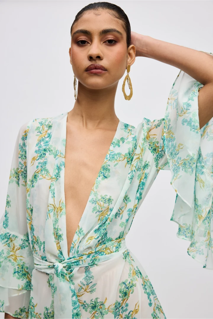 ciel-concept-grace-kimono κοντινό στο ρυθμιζόμενο δέσιμο στη μέση και το αποκλειστικό αφηρημένο print του φορέματος κιμονό της συλλογής ss26