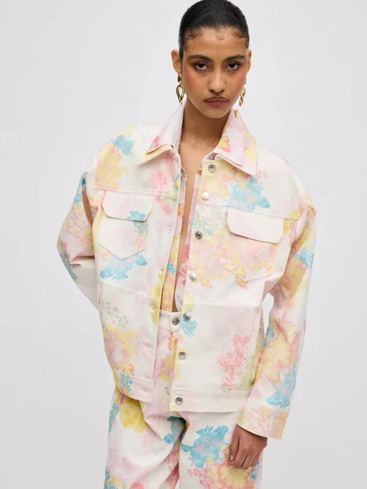 ciel-concept-floral-mist-jean-jacket κομψό γυναικείο denim jacket με χειροποίητο floral print συνδυασμένο με ασορτί καλοκαιρινό σετ