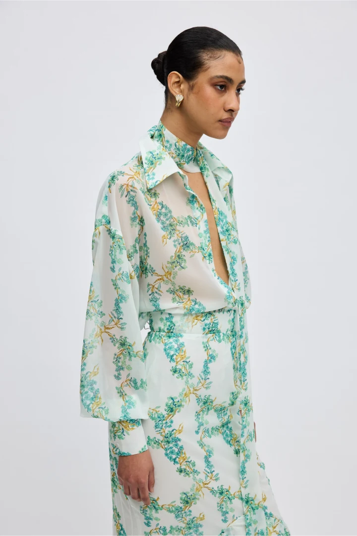 ciel-concept-grace-shirt κοντινό στο κρουαζέ δέσιμο, τη φαρδιά ζώνη και το αποκλειστικό abstract print του γυναικείου πουκαμίσου grace