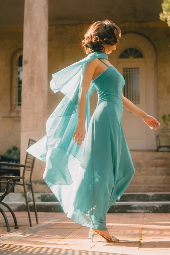το εντυπωσιακό γαλάζιο μάξι φόρεμα five pm aqua blue dress με το ύφασμα να κινείται στον αέρα