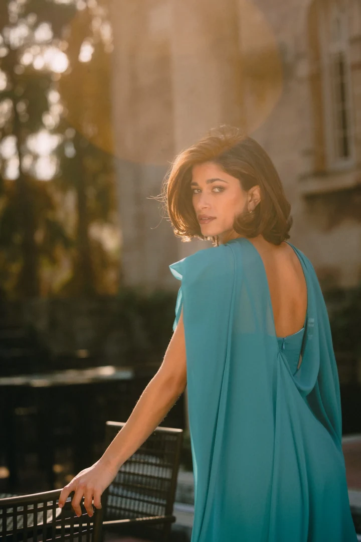 πίσω όψη με το ρομαντικό εξώπλατο φόρεμα five pm aqua blue dress και τις ντραπέ λεπτομέρειες στην πλάτη