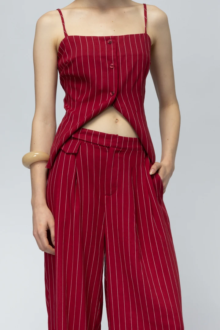 Mallory The Label CHERRY MARTINI PANTS κομψή ριγέ παντελόνα σε χαλαρή γραμμή με πρακτικές τσέπες συνδυασμένη με ασορτί τοπ