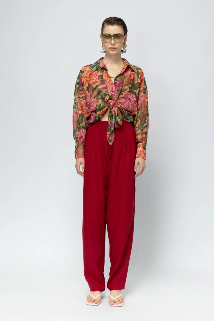 Mallory The Label CHERRY MARTINI PANTS ψηλόμεσο κόκκινο παντελόνι relaxed fit made in greece φορεμένο με floral πουκάμισο για statement εμφανίσεις