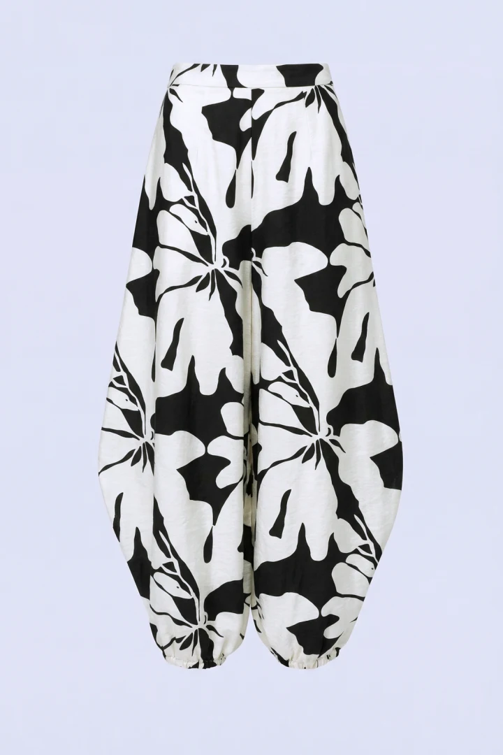 κομψό effortless καλοκαιρινό look με το ασπρόμαυρο floral παντελόνι mallory the label cloud 9 b&w pants σε balloon γραμμή