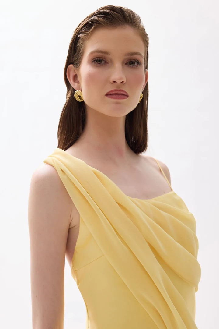 κοντινό πλάνο στο μπούστο του φορέματος daphne olympia butter yellow που αναδεικνύει το ντραπέ σχέδιο και το λεπτό τιραντάκι