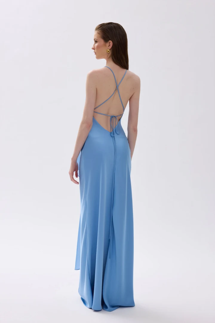πίσω όψη με το γαλάζιο φόρεμα daphne amaya blue azure που αποκαλύπτει την ανοιχτή πλάτη με χιαστί δεσίματα