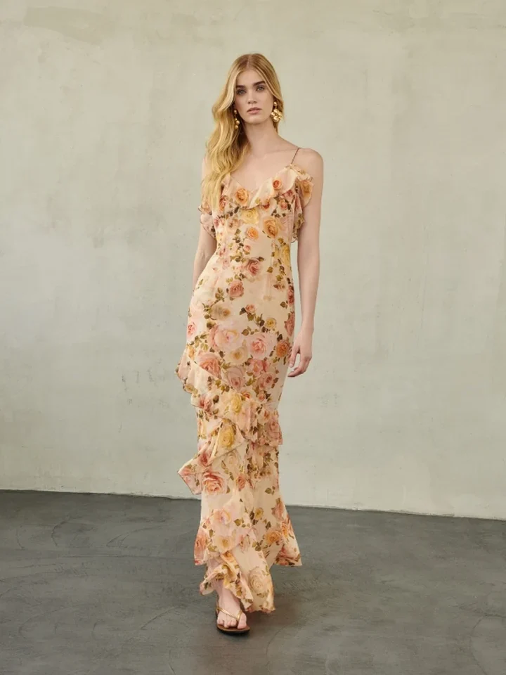 ρομαντικό peach floral maxi φόρεμα erya sorelle open back dress με ασύμμετρα βολάν φορεμένο από μοντέλο σε κίνηση
