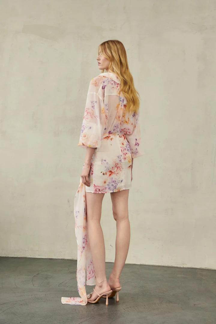 erya villy knot skirt - λεπτομέρεια στο handmade floral print και τον κόμπο της φούστας villy