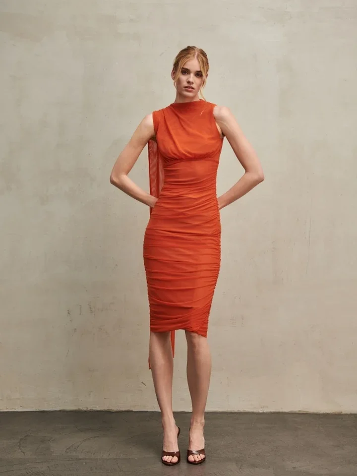 γυναικείο burnt orange midi φόρεμα erya από ελαστικό τούλι με ενσωματωμένο φουλάρι