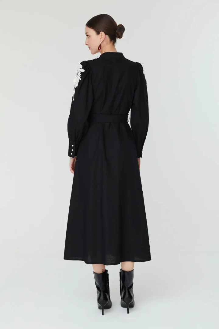 Πίσω όψη του γυναικείου φορέματος Jovonna London Jemima Dress, εστιάζοντας στην καθαρή γραμμή της πλάτης, τα μανίκια και το δέσιμο της ζώνης.