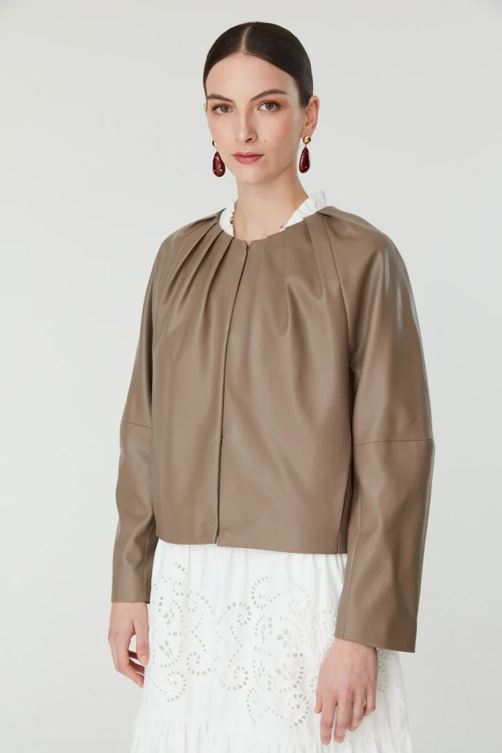 Πλάγια όψη του Jovonna London Celine Jacket, που προβάλλει την άνετη εφαρμογή στα μανίκια και το κρυφό κούμπωμα.
