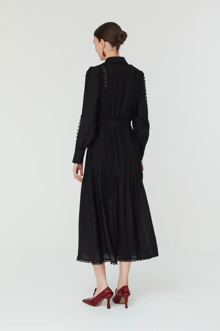 Πίσω όψη του φορέματος Jovonna London Corina Dress, όπου διακρίνεται το βολάν στο τελείωμα και η κομψή πτώση του υφάσματος.