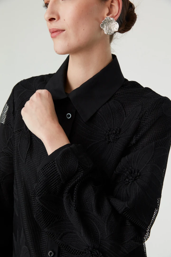 Κοντινό πλάνο στο Jovonna London Mara Shirt, προβάλλοντας τον κλασικό γιακά, το μπροστινό κούμπωμα και την εξαιρετική λεπτομέρεια του κεντήματος στο ύφασμα.