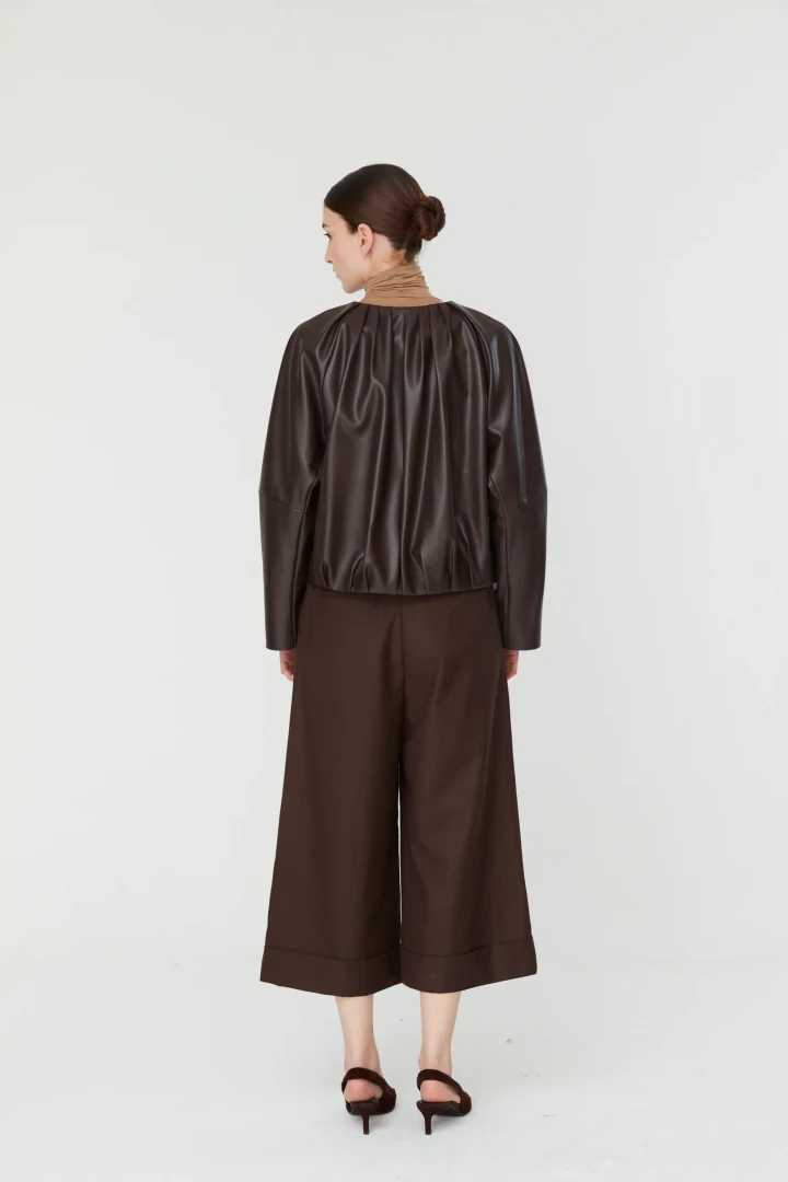 Πίσω όψη της γυναικείας ζιπ κιλότ Jovonna London Rosa Culottes, προβάλλοντας τη ρευστή, wide-leg εφαρμογή και την άνετη κίνηση της σιλουέτας.