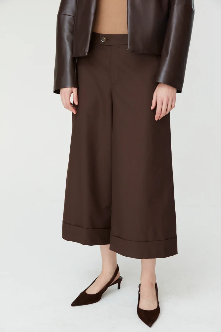 Κοντινό πλάνο στη ζιπ κιλότ Jovonna London Rosa Culottes, εστιάζοντας στο tailored μπροστινό κούμπωμα, την καθαρή γραμμή στη μέση και τα ενσωματωμένα ρεβέρ στα μπατζάκια.