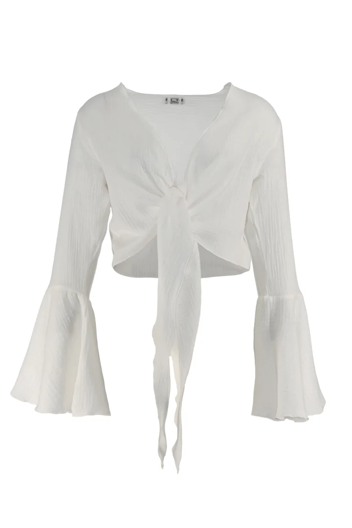 μπροστινή όψη με το κομψό λευκό crop top five pm coral wrap white blouse με κρουαζέ δέσιμο και φαρδιά μανίκια