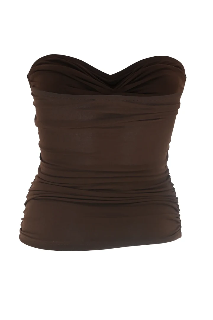 πίσω όψη με το κομψό καφέ τοπ five pm coral brown strapless top που αναδεικνύει την ντραπέ εφαρμοστή γραμμή