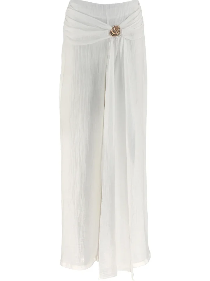 μπροστινή όψη με το λευκό φαρδύ παντελόνι five pm coral white trousers και ντραπέ λεπτομέρεια με κοχύλι στη μέση
