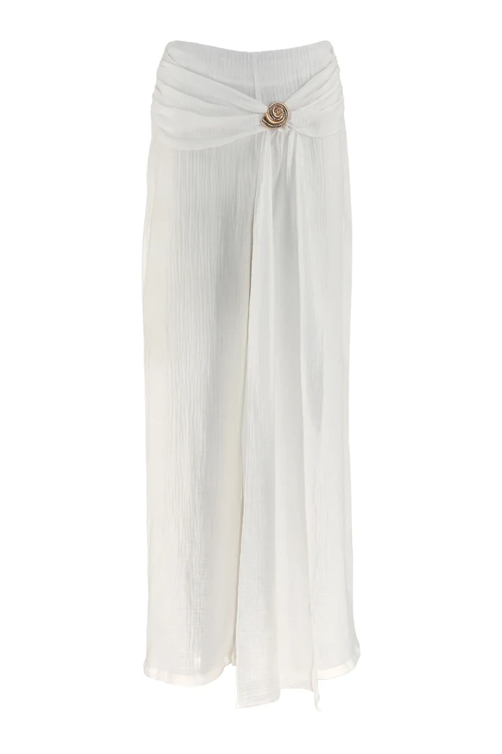 μπροστινή όψη με το λευκό φαρδύ παντελόνι five pm coral white trousers και ντραπέ λεπτομέρεια με κοχύλι στη μέση