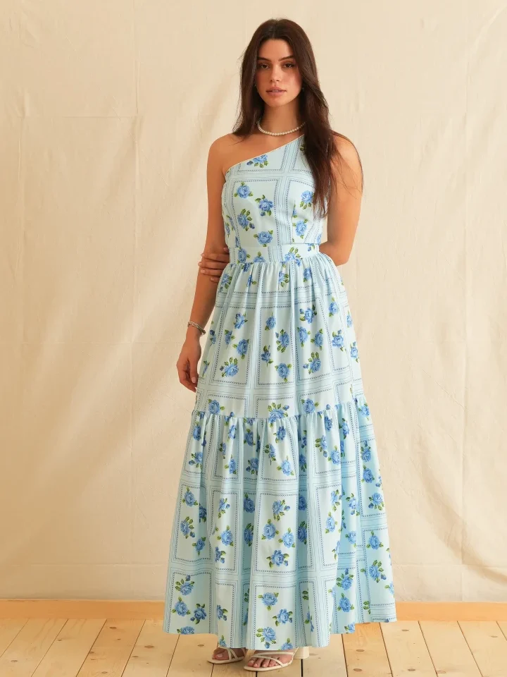 ολόσωμη όψη με το romantic γυναικείο maxi φόρεμα georgina trikogia blue rose με floral print σε καλοκαιρινές αποχρώσεις
